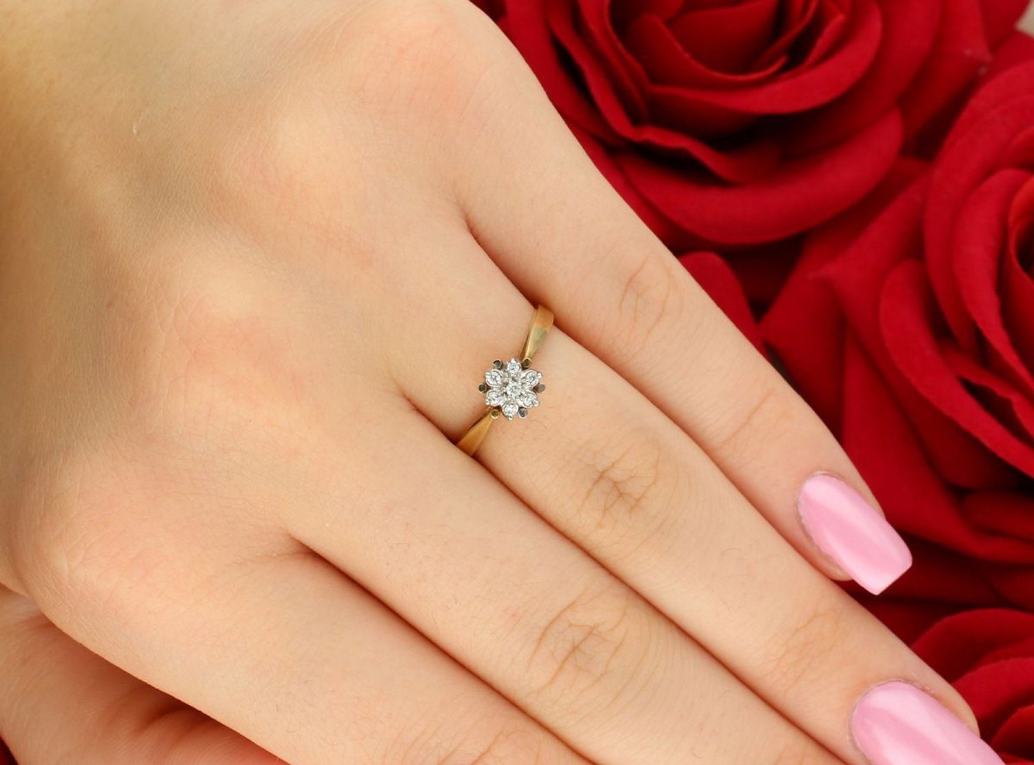 Pierścionek złoty DIAMENT żółte złoto, diamenty, kwiat. Złoto i brylanty to wyjątkowe połączenie, które kobiety wprost uwielbiają. Pierścionek ofiarowany ukochanej kobiecie stanie się 1.jpg